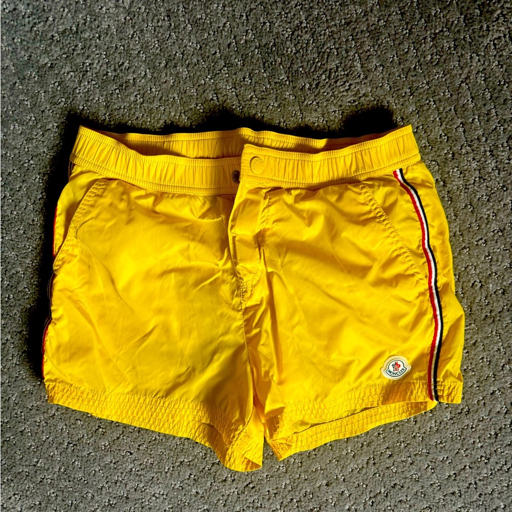 Auth Moncler shorts 🩳